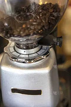 咖啡豆在咖啡研磨机上，美丽的咖啡壁纸背景