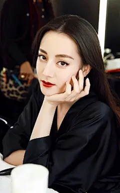 迪丽热巴烈焰红唇性感迷人图片手机壁纸