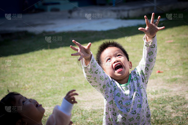 可爱的小男孩和朋友玩