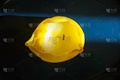 黄色蜡烛上的蓝色陶瓷板与侧光光束。