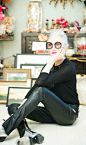 来自纽约的65岁造型师Linda Rodin，以惊艳的气质和超强大气场众压群芳，成为很多现代女性心中的楷模和真正的女神。63岁的她每天都保持着清爽、干练、爽朗、潮流之感，在她的身上年龄真的只是一个数字，她散发的独特气息吸引着我们去探秘她那独有的优雅气质。