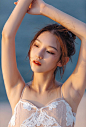 气质冷艳美女海边白皙香肩性感撩人写真图片