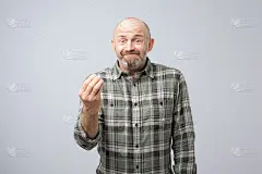 高级英俊男子显示意大利姿态，这意味着你想要什么