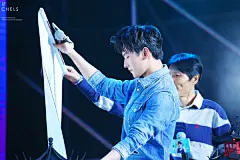 #杨洋自在YOUNG##杨洋icon# 实力cos表情包 #杨洋# #演员# #影视# #微微一笑很倾城# #三生三世十里桃花# #从你的全世界路过#