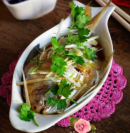 清蒸平鱼食材平鱼2条油适量盐适量葱适量姜适量白酒适量蒸鱼豉油适量