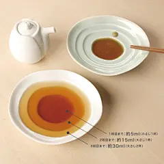 &quot;以湖面上的睡莲为主题的酱油碗设计，层次与形态的变化让心情也忽然温和起来“。日本miyama的陶瓷酱油碟像是开在餐桌上的睡莲，酱油碗不仅美观还附加了另一个巧妙设计。
涟漪状的层次设计不仅美观还可以测量液体容量，倒满最小的小槽是5ML，之后依次是15ml和30ml，方便下厨酱油调味配比。