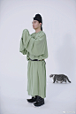 自得琴社超话#自得小课堂# 关于这期片O自得琴社的服饰科普及花絮来啦～妆造老师们@姝程@静闻松风 @流是流浪的浪嘿  说：“为了呼应这期作品的主题，女生选用了晚唐五代时期的装束，浩楠则是佩戴了猫耳和猫尾，作为视频里唯一一只本土三花喵，是不是很萌。”

小打：叶力嘉@透明光Namas 
上着蓝色印花纱衫
下着粉色印花纱裙
外披白色印花纱帔
头戴金梳/玉钗

哨笛：屠化冰@屠化冰--烂菠萝 
内穿白绢内衫
外穿绿色提花绫小菱纹圆领袍
头戴幞头
足穿皂靴
腰系革带

古琴：白无瑕@古琴白无瑕 
内穿绿色印花诃
