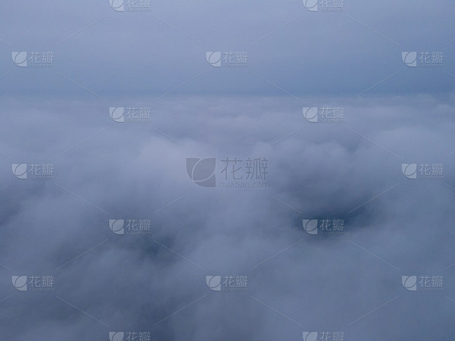 城市上空浓雾的低能见度鸟瞰图