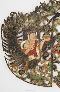 花鬘最早是用鲜花做成，挂在佛殿横梁或梁柱间的横板处，传到日本后，他们用牛皮、金属、木材、玉、绢等做成华（花）鬘替代鲜花，团扇形状居多。这几件牛皮华鬘是11世纪京都东寺（教王护国寺）的传世品，现存13面及部分残片，日本国宝。华鬘以宝相花纹作为底纹，上面有两只相对的迦陵频伽。迦陵频伽是人首鸟身，其来源最早认为是印度，但很多人并不认同，认为这一形象是在中国形成的。