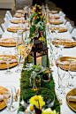 森系婚礼创意元素之苔藓绿植装饰的西式餐桌 : 随着森系风格的流行，越来越多的新人都希望自己的婚礼能与自然紧密贴合，那么这个时候，苔藓可能就会让你眼前一亮！这里汇聚了国外婚礼上使用苔藓绿植装饰餐桌的创意灵感。