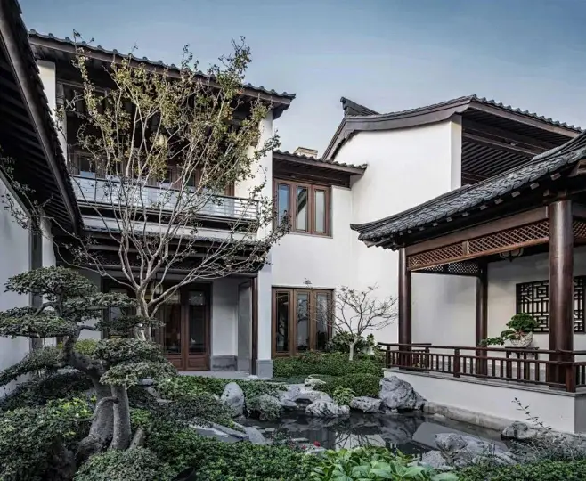 中式庭院 · 世间最雅致的院子_设计 : 安吉悦榕庄坐落于山林之间，被连片的马尾松林包裹，它有别于苏式的文人雅致，更接近于徽派的原始质朴，院制 ...