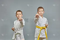 运动员们用一只手在灰色的背景上打了一拳