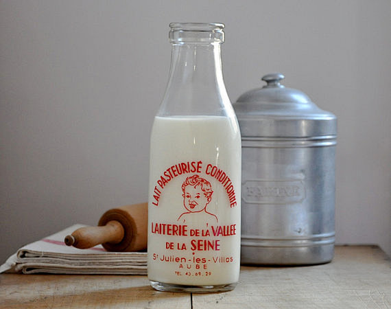 复古的牛奶瓶