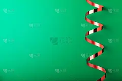 绿色圣诞背景上的红丝带。过年、过节的概念