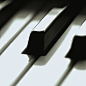 生活就像一架钢琴：白键是快乐，黑键是悲伤。但是，只有黑白键的合奏才能弹出美妙的音乐。