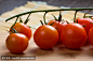 复古木桌上的新鲜的蕃茄
Fresh tomatoes on vintage wooden table