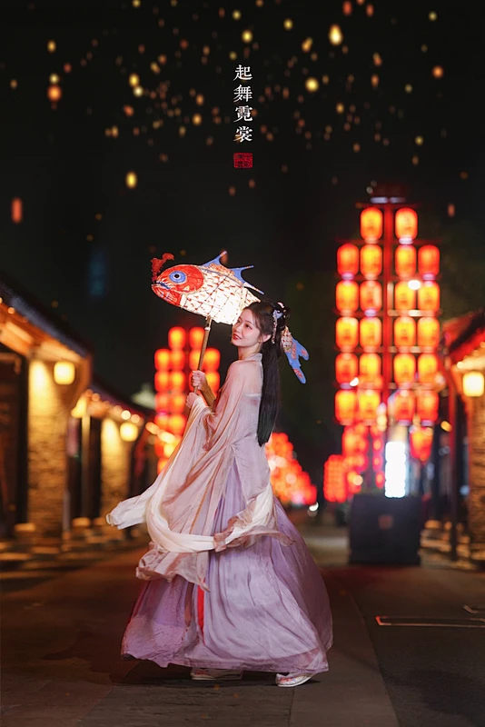 古镇汉服夜景《起舞霓桑》_人像_POCO摄影,百诺夜色风光,SPC大赛人物组,我要上开屏,古风,汉服,国潮-花瓣网
