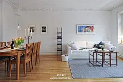 [北欧木主题黑白元素公寓] 这间公寓将93平方米很好地利用起来。公寓刚经过重新装修，面积并不那么大，但在图片上，它看起来几乎是其大小的两倍。这是由于其设计并没有只考虑到美学要素，而是更考虑实用性。白色墙壁给了公寓空间感，同时与任何类型的家具相配。公寓将品味带到很高的级别，同时一切又处理得恰到好处。黑色同样存在，无论是在花哨壁纸中或有趣地毯中都有所呈现。公寓当中还有一间带来新鲜感的粉红色房间。厨房和浴室设施齐全。楼梯，插花和小装饰物品使公寓看来更加鼓舞人心并更舒适。