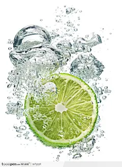 浸入水中的青柠檬