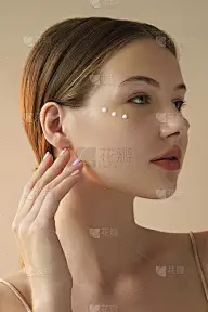 年轻貌美的女子画像，护肤理念