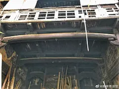 徽州灵山村据村人说有两座明代民居，此为其二，已荒废。门楼少见。 ​​​​
