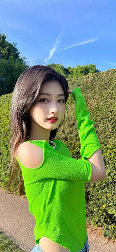 圆脸33采集到美女+素材