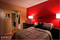 大红色的床头墙面是那么的喜庆，简单的树叶图案让空间顿然充满活力。