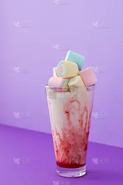 奶昔加水果糖浆和五彩棉花糖