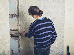 妇女检查板条墙