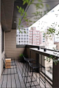 balcony decor--don't have a balcony, but how brilliant to make a bar height table for maximizing the view: 