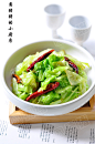 炝拌圆白菜---夏季家庭常备菜

材料：圆白菜（包菜）200克，干红椒10颗，生姜15克，大蒜3瓣，沙拉油1大匙，芝麻香油1大匙

调味料：生抽1大匙，陈醋1小匙，砂糖2小匙，盐1/8小匙，味精1/8小匙

制作方法：
1.用手将白菜撕成块状，放入盆内清洗干净，沥净水备用。生姜切丝，大蒜剁成蓉。
2.锅内烧开水，放入白菜氽烫约1分钟。
3.捞起白菜用凉水冲凉，放入冰开水中浸泡约2分钟。
4.将白菜彻底沥干水份，放入碗内加入生抽，陈醋，糖，盐，味精。
5.炒锅烧热，放入一半沙拉油，一半