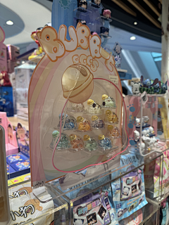 本黑黑黑黑黑采集到潮玩展陈