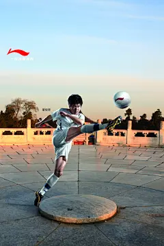 李宁运动鞋创意海报PSD素材