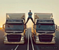 lawebloca:

Jean-Claude Van Damme performs an epic split between two moving trucks to demonstrate the precision and directional stability of the new Volvo FMX truck. Video