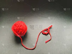 黑纱在黑色背景上的红色针织纱线团编织，针线活，用自己的双手创造产品。爱好