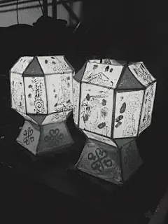 2015年度摄影大赛,节日的味道,摄影比赛,手机摄影
记忆中的元宵节花灯，纸糊的，妈妈总是给我和姐姐各一盏，我在里面点上蜡烛，会注目很久。现在算算，有七八年没有在家过节了，那种元宵节要有花灯陪的心理已不在，和姐姐也聚不到一块。今年开学晚，正好过了元宵开学，我一时兴起让母亲买两盏花灯，母亲笑笑,&quot;这么大了还要花灯呢“，我瞅着眼前的花灯，年少时的心境已不在，按下手机快门，记录这一刻的心理感受，叹惋时光的流逝，以及无法表达的失落。
