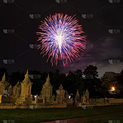 绚丽多彩的烟花在夜空中五彩缤纷