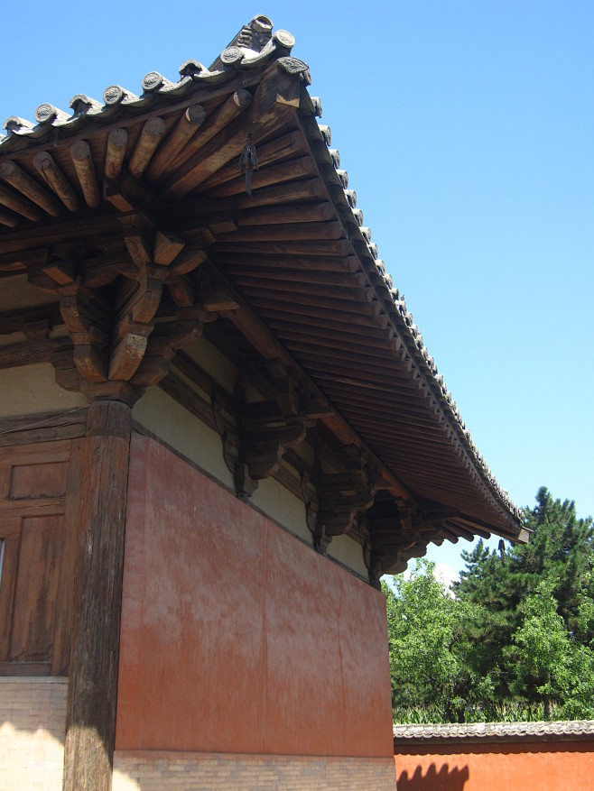 柱头采用斗拱,屋脊两侧装饰有鸱尾