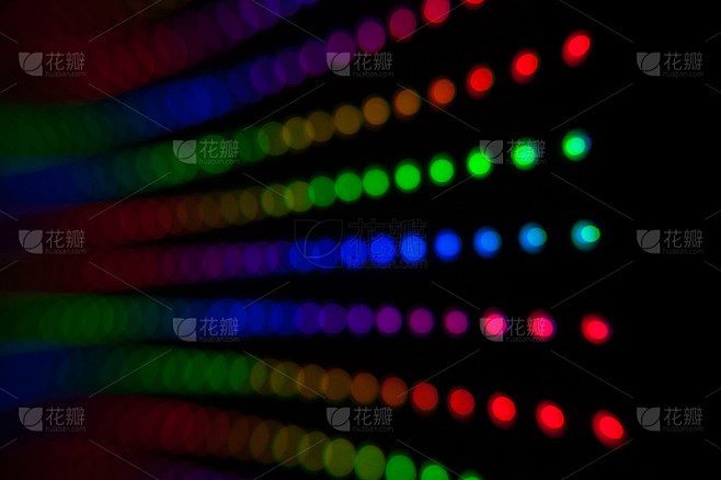 彩色RGB LED灯在黑色背景。LED矩阵与WS2812B条。在数字LED显示屏上播放动画和效果。彩
