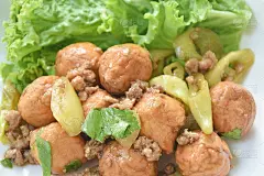 油炸鱼、豆腐丸子、猪排、青椒片