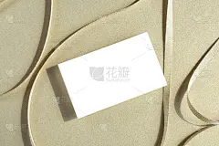 优雅的名片形象在黄金背面