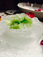 上海 岳阳路150号 穹六人间 “冰钵芥兰”的冰钵是以冰块凿出，透亮晶莹，青翠碧绿的芥兰折射着室内烛光，通彻的、浮动的、明亮的，幻化出仿佛不在人间的境界。