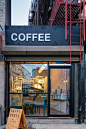 纽约Happy Bones精品咖啡店丨由四名咖啡因狂热者于 2012 年所成立。在这处大小约 450 平方英尺的空间里，在混凝土砖牆及木製天花板，泼上洗淨的白色。柜台后方及上方疯狂射击视觉的对角线设计，降低天花板中的闪烁吊灯，在不扭捏的粗糙感中营造出一种别緻的空间美感。