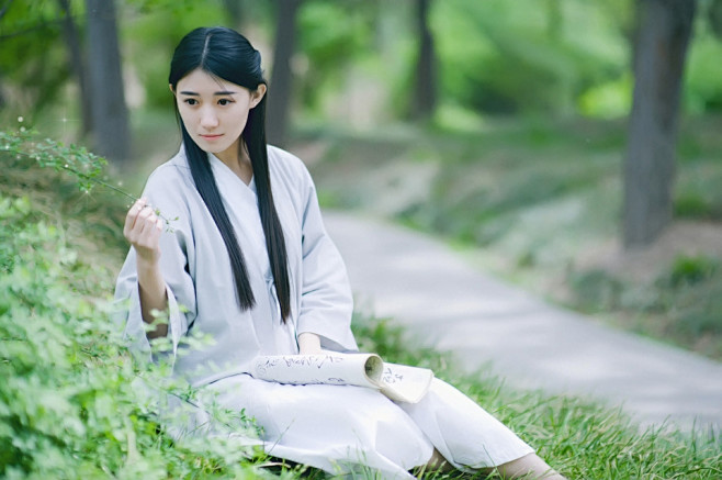 草木也知愁，韶华竟白头。叹今生，谁舍谁收...