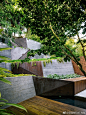 #花园设计# 一处网红花园解析！
希尔加德花园–台地秘境（美国.加州）
       Mary Barensfeld Architecture的新作Hilgard花园，位于加州伯克利大学的附近。这个花园旨在拓展业主的户外生活空间。业主的房子是一栋建于1964年的联排别墅，这些别墅每4栋连成一排，其中每栋都有自己的私人庭院。别 ​​​​...展开全文c