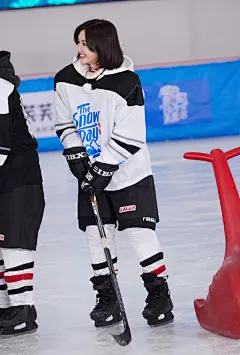 毛晓彤超话 @毛晓彤 冰球初体验get！#飘雪的日子来看你#是花式摔倒的一天～ ​​​​