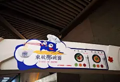 值行小編今天不上班！擼了BUG去團建！求推薦成都美食！ : 上週還熱的不像話 ，都說今年冬天一點都不冷。 老天爺馬上打臉，這週開始全國范圍內狂降溫， 天一冷就只有一個念頭：吃火鍋！ 我們值行小編們對火鍋是有要求的！ 我們要去成都吃！ 為什麼選成都？ 吃的理由不用說了， 主要得感謝半個月前東航突然砸下來的BUG機票。 像我們這種說走就走的團隊應該不多了， 凌晨3點一拍即合，大家紛紛下單， 順利霸占兩倉位置， （實習生小姐姐誠惶誠恐，拿下人生中第一次頭等艙機會）。 團建包兩倉外出旅行的的你見過沒！ 順便曬一曬