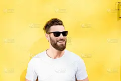 黄色背景上的男人肖像