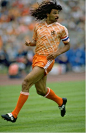 百大球星之5：古力特（荷兰队）古力特是现代足球的全才，他踢过许多位置，在每一个位置上，他都是同行中的最优秀者。在他的职业生涯高峰80年代中后期，他是毫无疑问的世界最好的球员之一。与里杰卡尔德，范巴斯滕并称“荷兰三剑客”。曾随荷兰队夺得1988年的欧锦赛冠军。