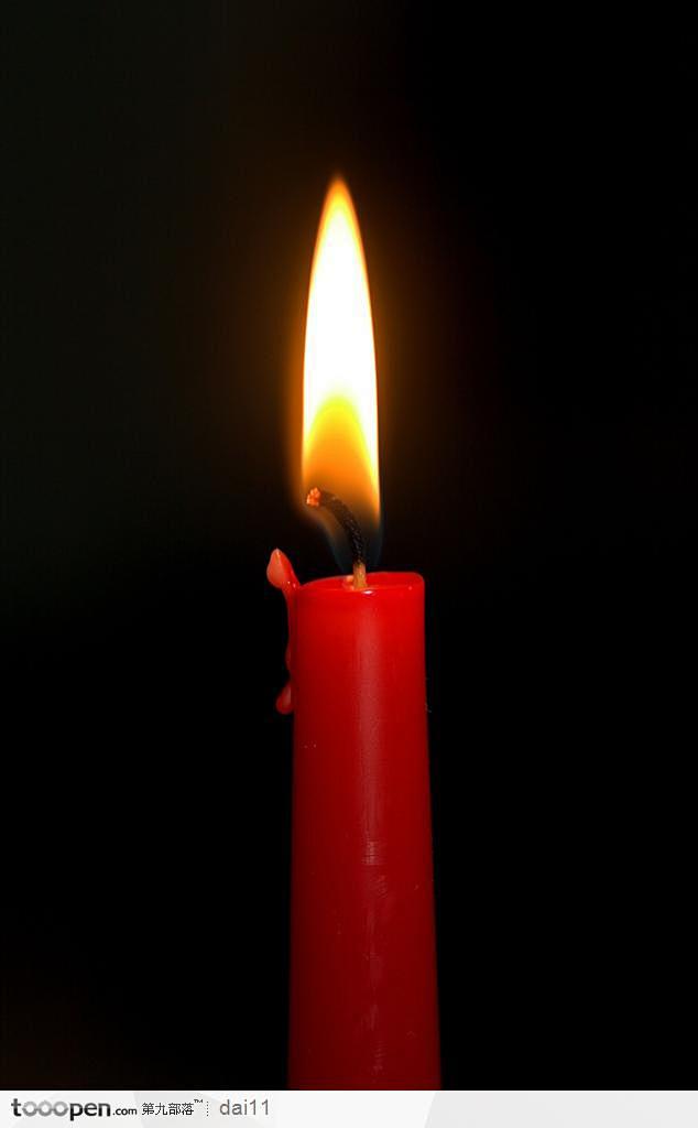 烛光摇曳-一支红色的蜡烛